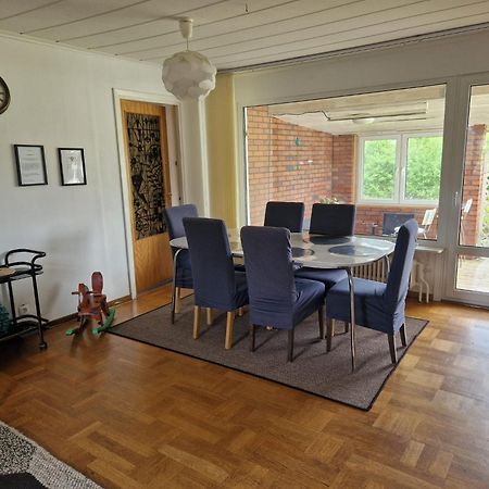 Villa Med Egen Parkering. Moejlighet Att Boka Fran 1 Och Upp Till 5 Personer. Örebro Extérieur photo