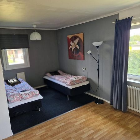 Villa Med Egen Parkering. Moejlighet Att Boka Fran 1 Och Upp Till 5 Personer. Örebro Extérieur photo