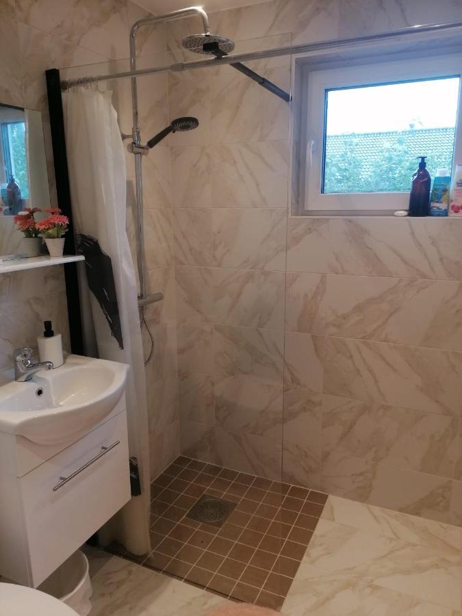 Villa Med Egen Parkering. Moejlighet Att Boka Fran 1 Och Upp Till 5 Personer. Örebro Extérieur photo