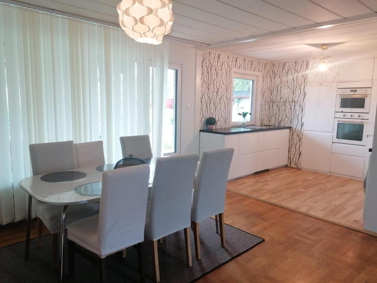 Villa Med Egen Parkering. Moejlighet Att Boka Fran 1 Och Upp Till 5 Personer. Örebro Extérieur photo