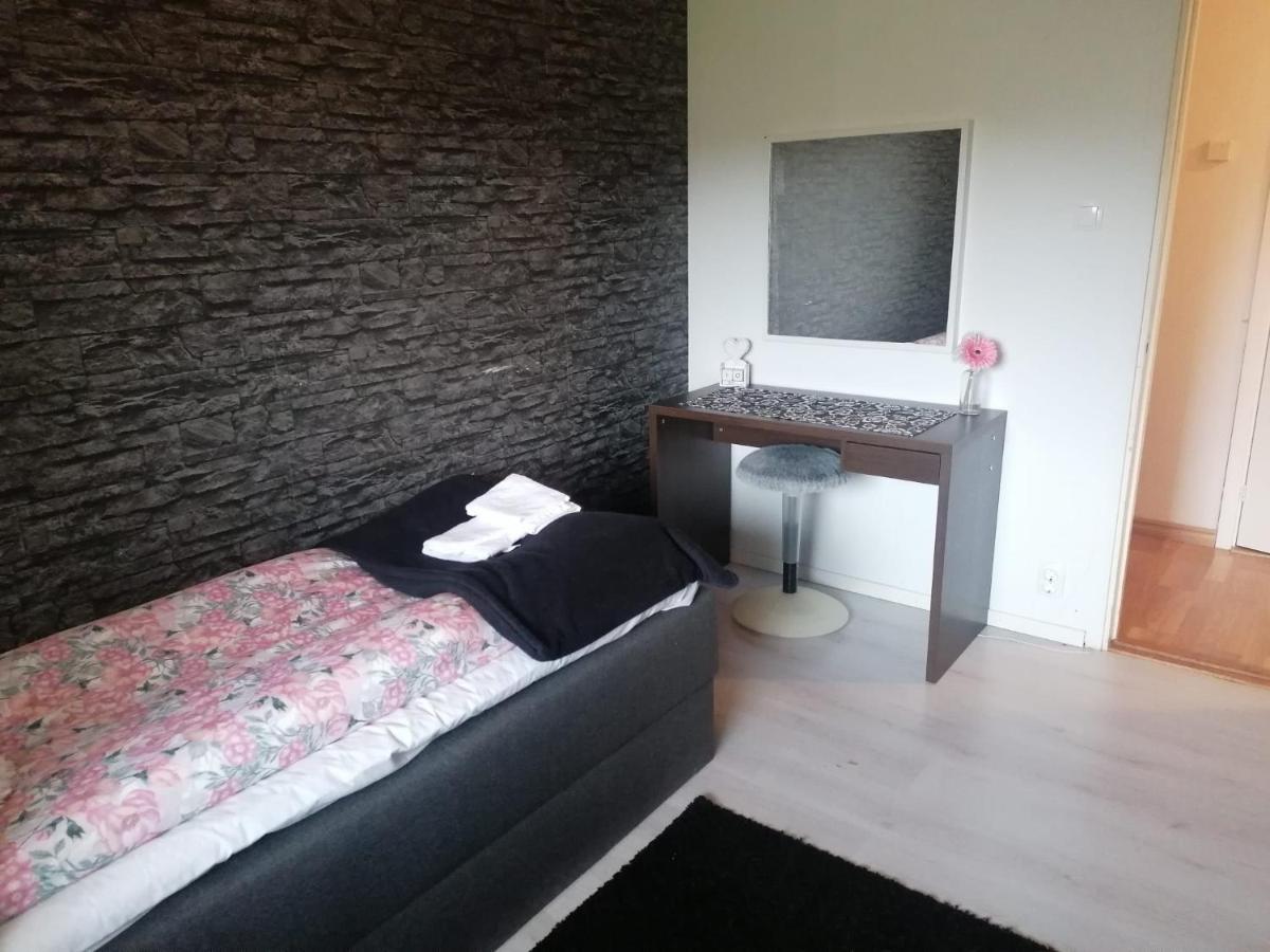 Villa Med Egen Parkering. Moejlighet Att Boka Fran 1 Och Upp Till 5 Personer. Örebro Extérieur photo