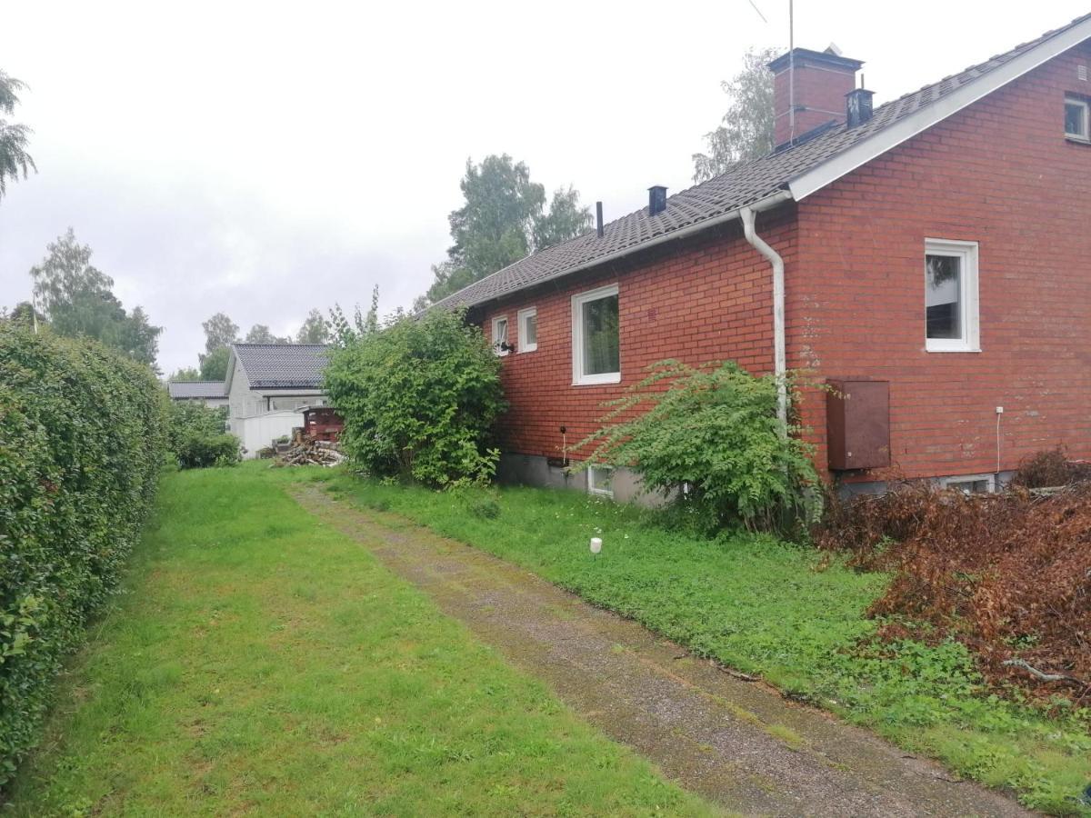 Villa Med Egen Parkering. Moejlighet Att Boka Fran 1 Och Upp Till 5 Personer. Örebro Extérieur photo