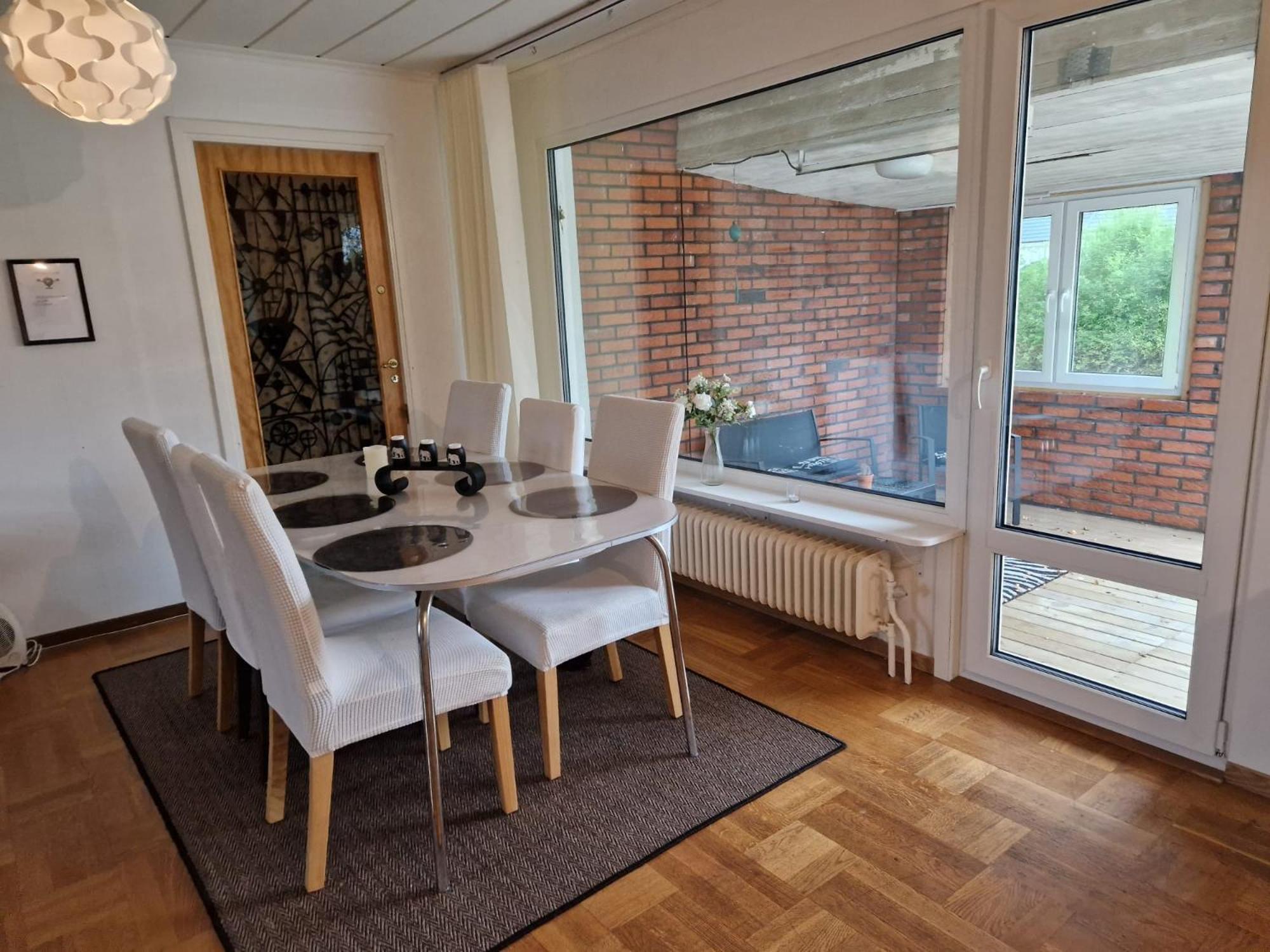 Villa Med Egen Parkering. Moejlighet Att Boka Fran 1 Och Upp Till 5 Personer. Örebro Extérieur photo