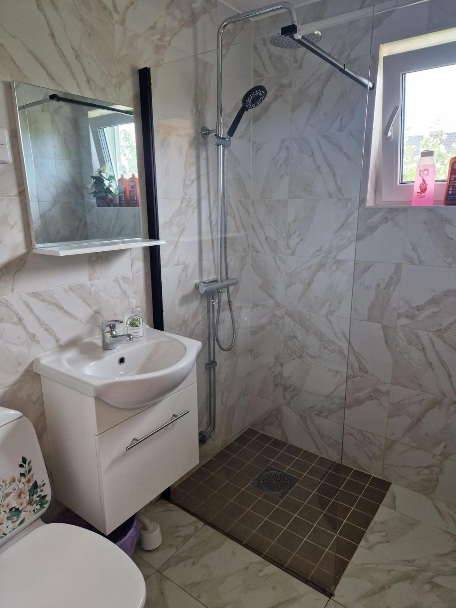 Villa Med Egen Parkering. Moejlighet Att Boka Fran 1 Och Upp Till 5 Personer. Örebro Extérieur photo
