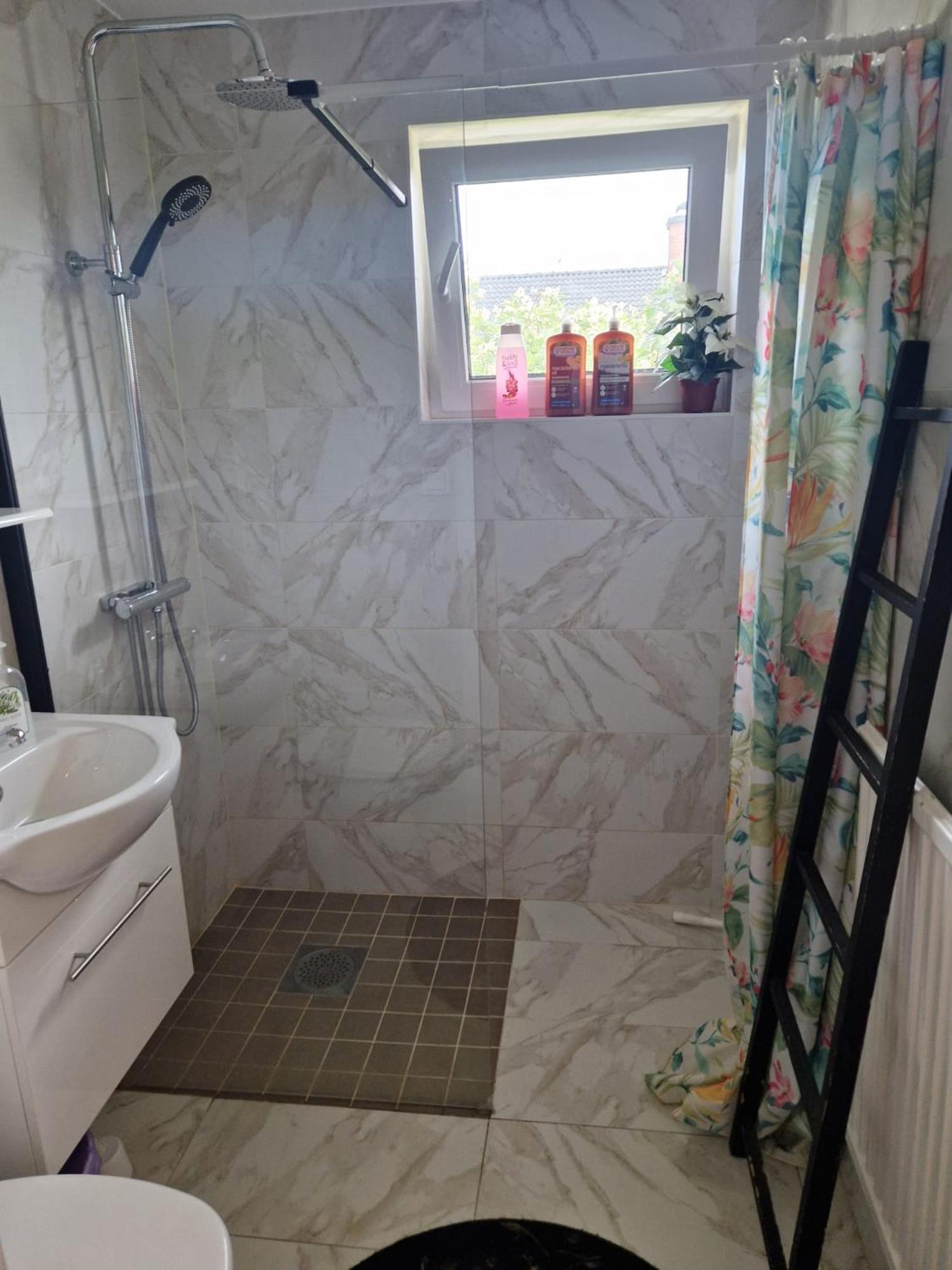 Villa Med Egen Parkering. Moejlighet Att Boka Fran 1 Och Upp Till 5 Personer. Örebro Extérieur photo