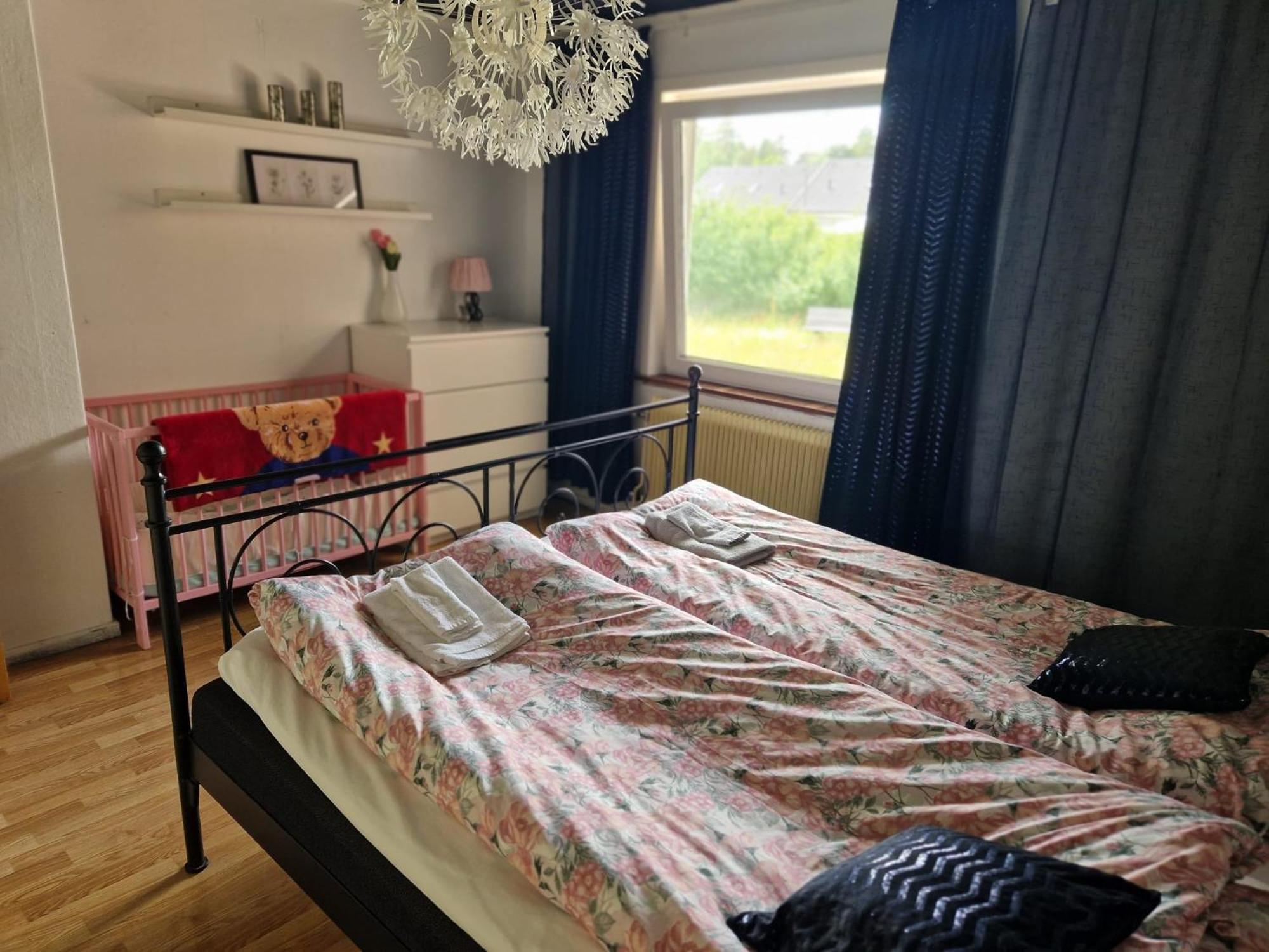 Villa Med Egen Parkering. Moejlighet Att Boka Fran 1 Och Upp Till 5 Personer. Örebro Extérieur photo