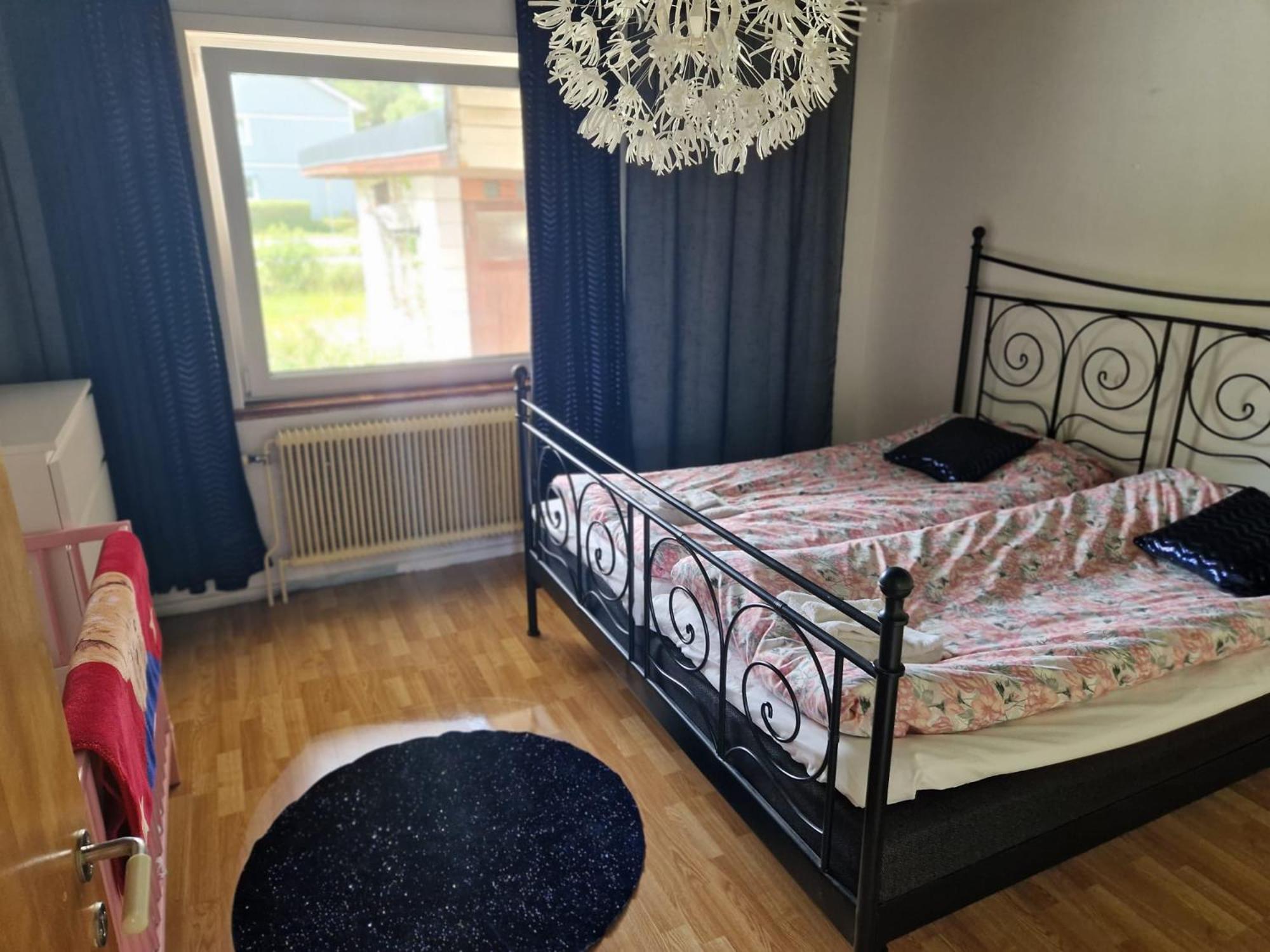 Villa Med Egen Parkering. Moejlighet Att Boka Fran 1 Och Upp Till 5 Personer. Örebro Extérieur photo
