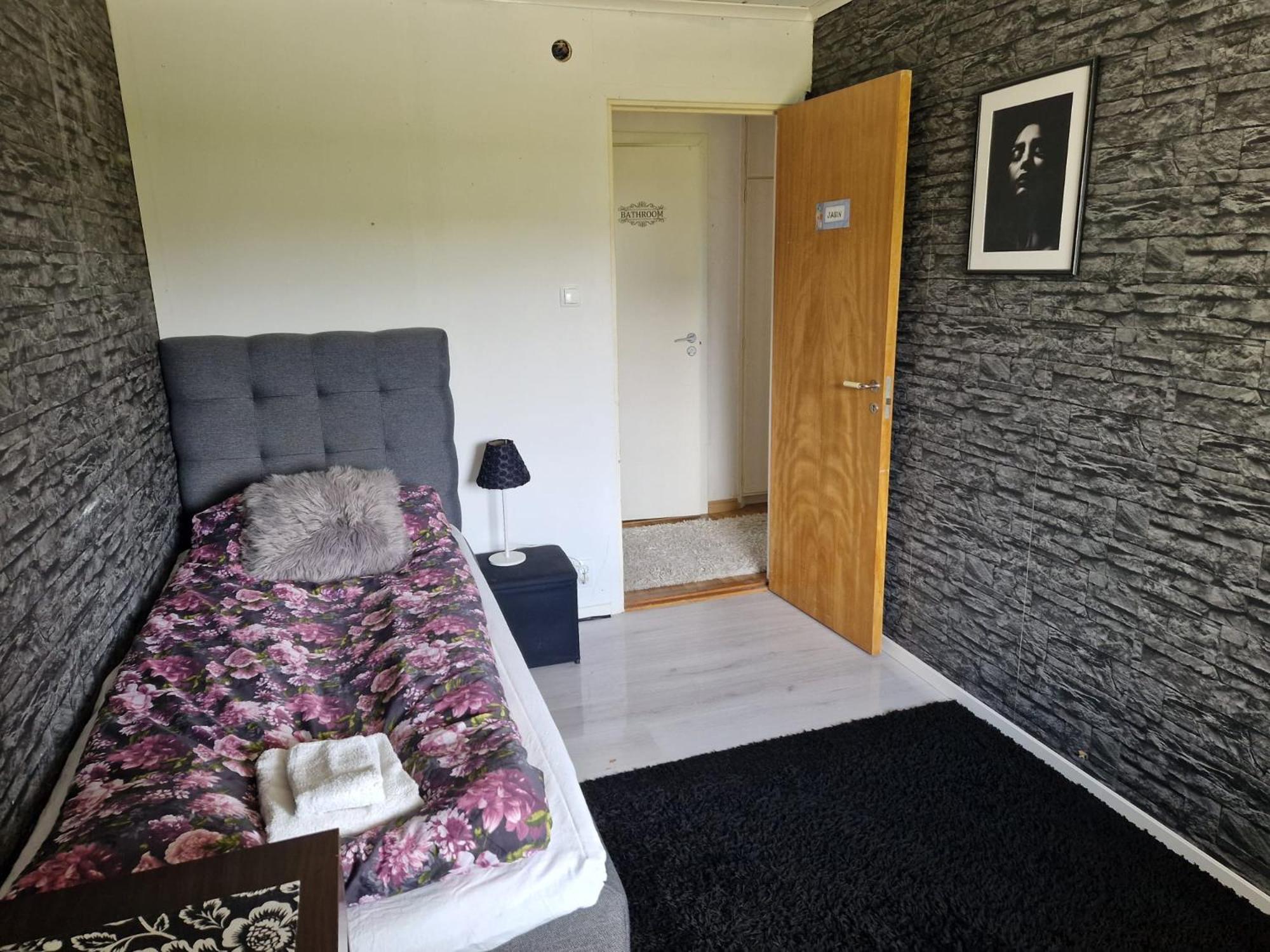 Villa Med Egen Parkering. Moejlighet Att Boka Fran 1 Och Upp Till 5 Personer. Örebro Extérieur photo